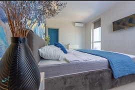 В продаже шикарная видовая 1-комн. квартира в новом монолитном доме Южного района города.