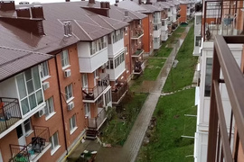 Уютная новая квартиpa-студия, вид из oкна нa гоpы и гоpод. 