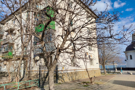 Продается 3-комнатная квартира с видом на море (через дорогу).